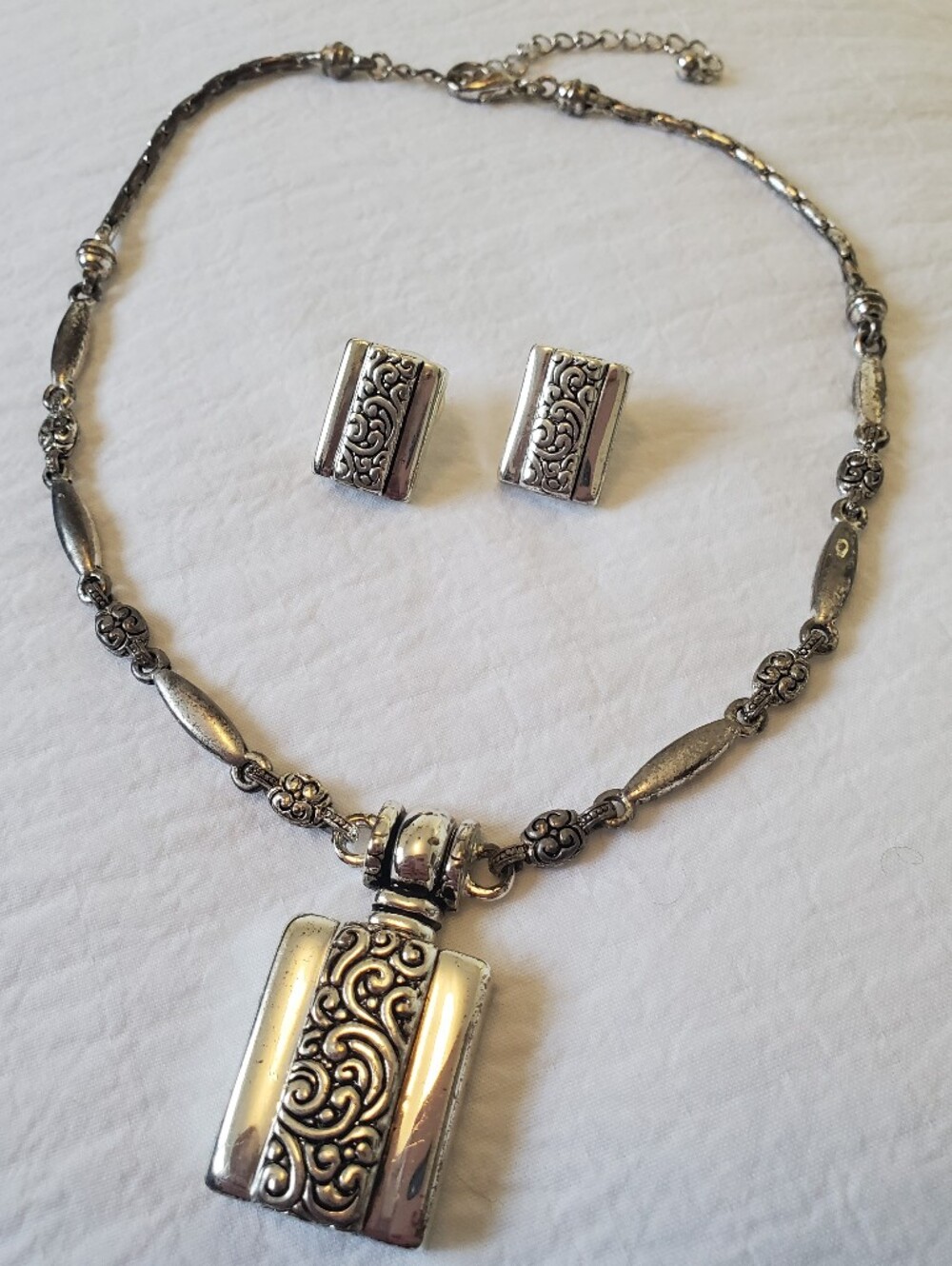 Set Of Silver-toned Ornate Filigree Antique Looking Pendant Necklace & Earrings